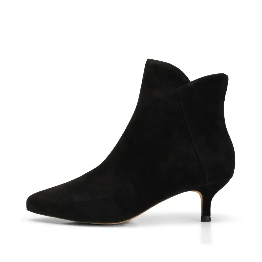 Shoe The Bear Saga - Black