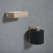 andersen furniture toiletrulleholder i lakeret egetræ