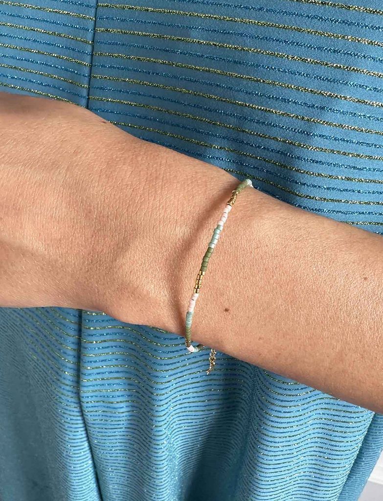Nuni Copenhagen Kira 15,5 Perlearmbånd hos Magasin Dusty Green./Gold