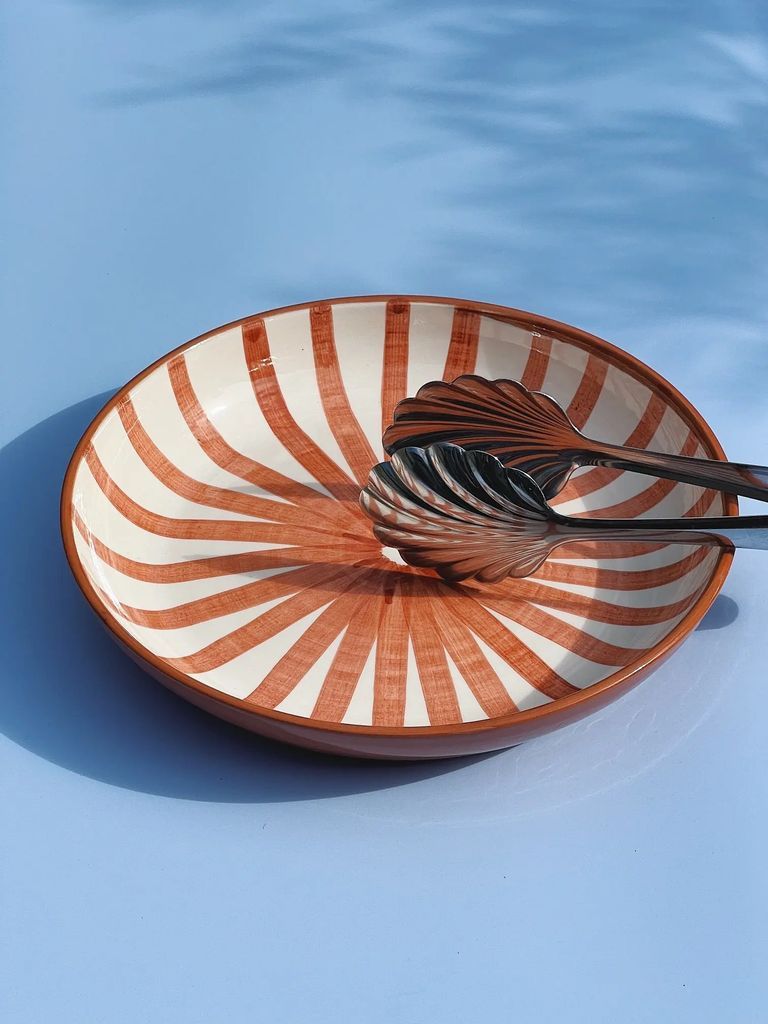 Håndlavet Fad Med Terracotta Og Hvide Striber Serveringsfad