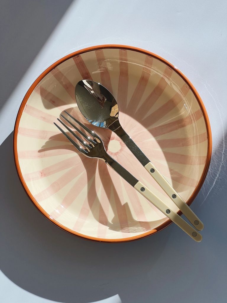 Håndlavet Terracotta Fad Med Lyserøde Og Hvide Striber Serveringsfad
