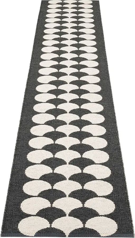 Pappelina, Poppy Black / Vanilla tæppe 70 x 350 cm