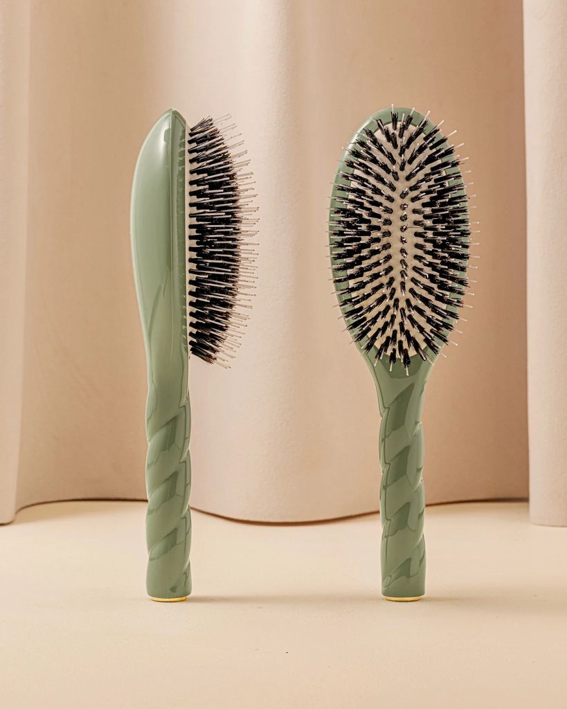 N.02 The Care & Detangling Hair Brush THE ESSENTIAL Almond Green