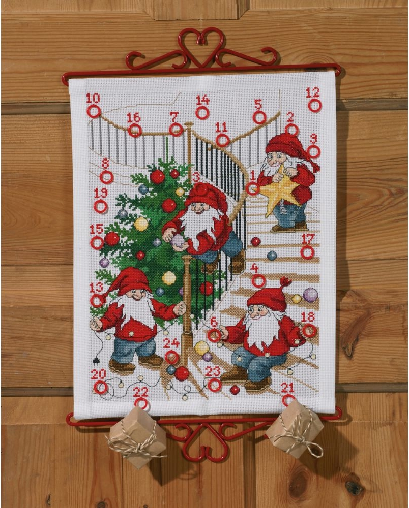 Permin Broderikit Julkalender Nissar pyntar granen