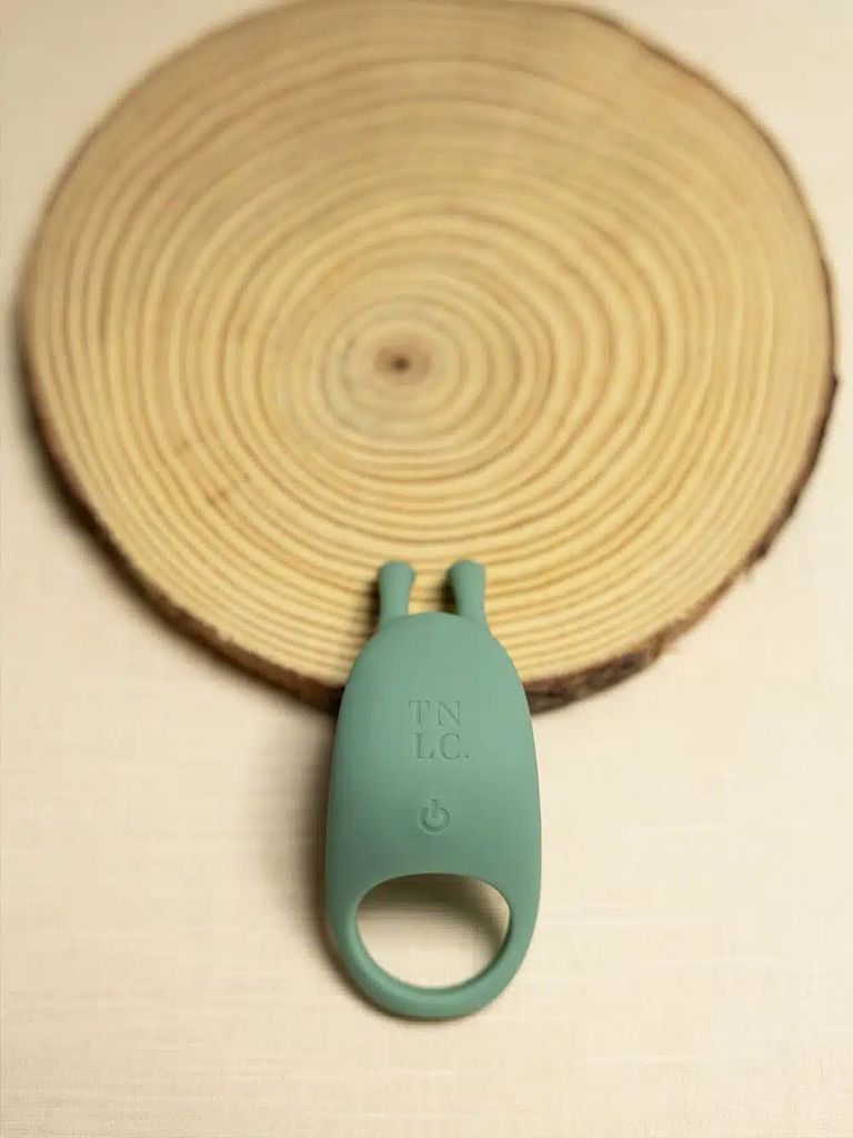 The Natural Love Company Cilantro Penis Vibrator 8cm x 3xm - Penisringe hos Magasin