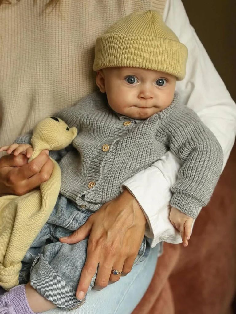 beanie til nyfødt i merino uld fra hvid knitware, fonzie newborn - light yellow