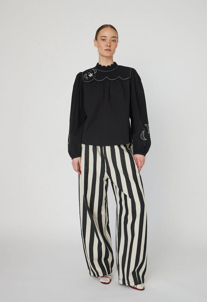 broderet bluse med måne og stjerne - black