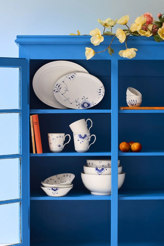 (36)royal copenhagen gifts with history asiet - 3 stk.ø 23,5 cm - porcelæn - koboltblå/hvid