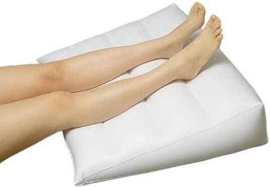 Ergonomisk oppustelig pude til ben og ryg - SUNDO, hvid, trekant