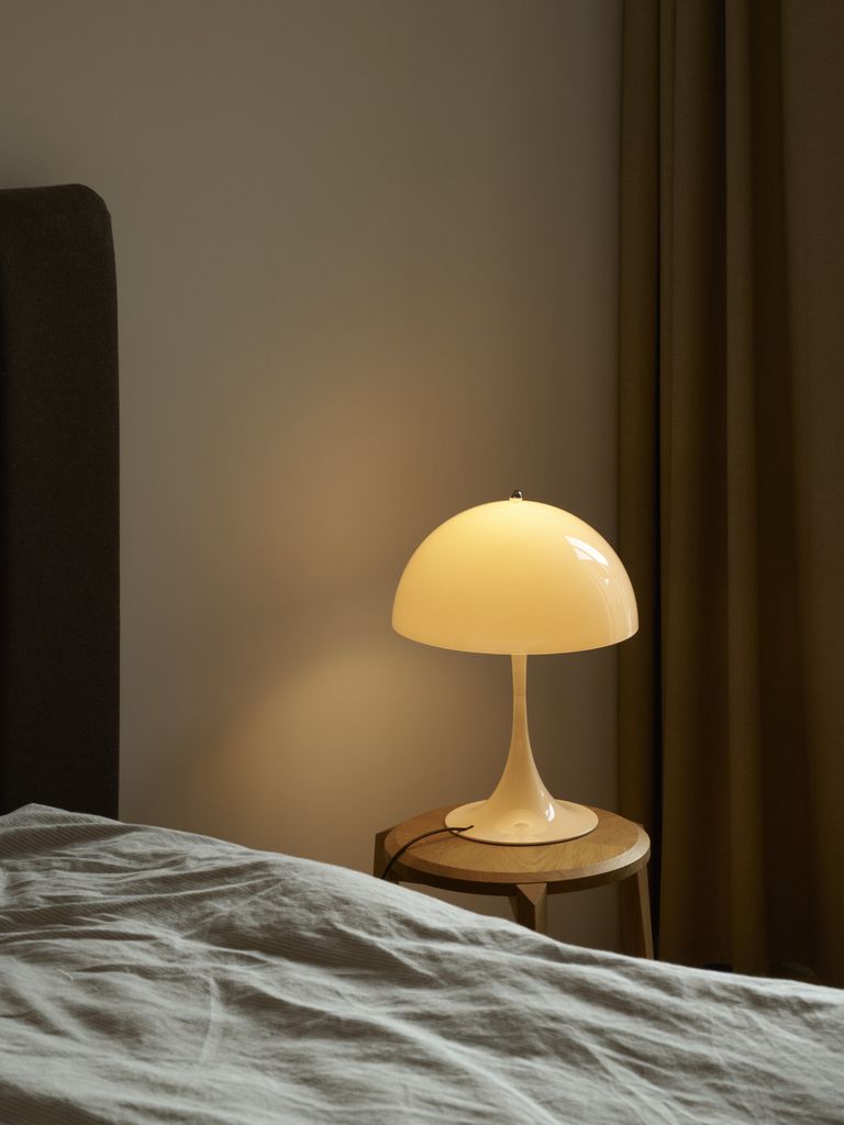panthella 320 opalbeige bordlampe