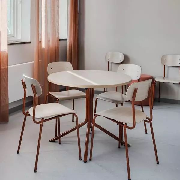 atlas cafébord ø90cm i hvidpigmenteret eg med rødt stel, højde 72cm