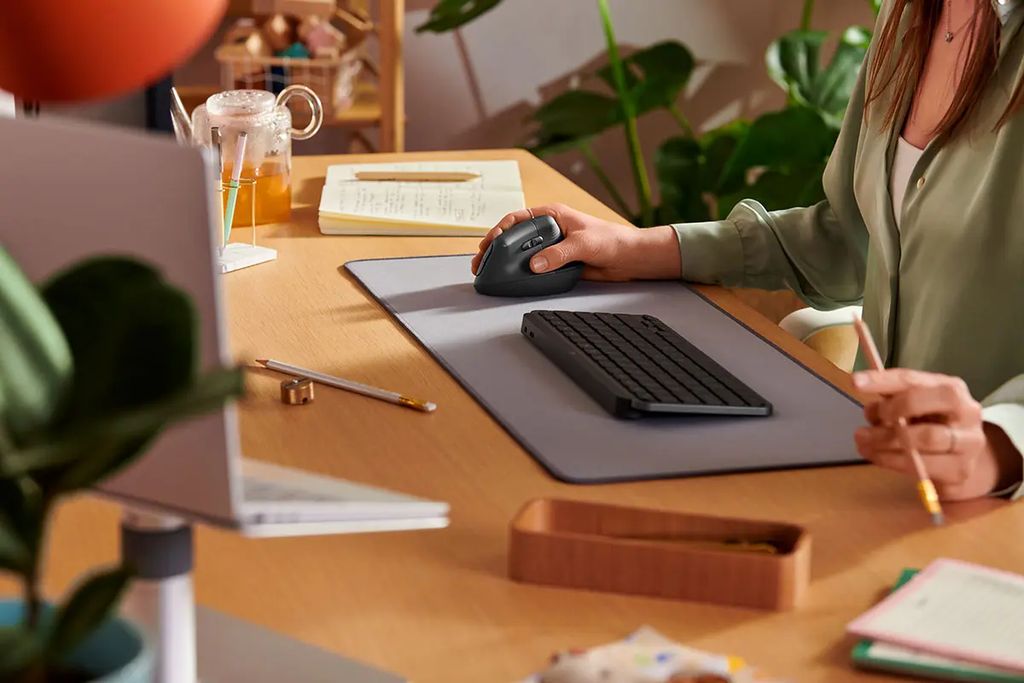 Logitech Lift Vertical Ergonomic Mouse - lodret mus - Bluetooth, 2.4 GHz - grafit