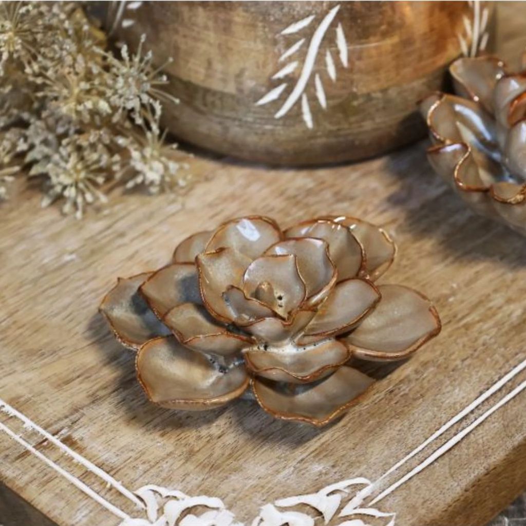 mocca farvet blomst i keramik - chic antique