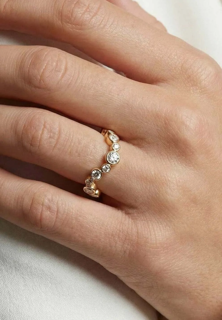 ring sardinien wave – 18k forgyldt, med hvide zirkonia