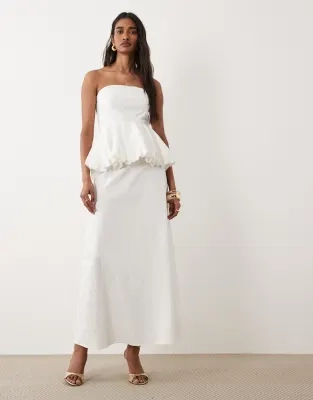 4th & reckless – vit maxiklänning med bandeau-ringning och peplum-midja