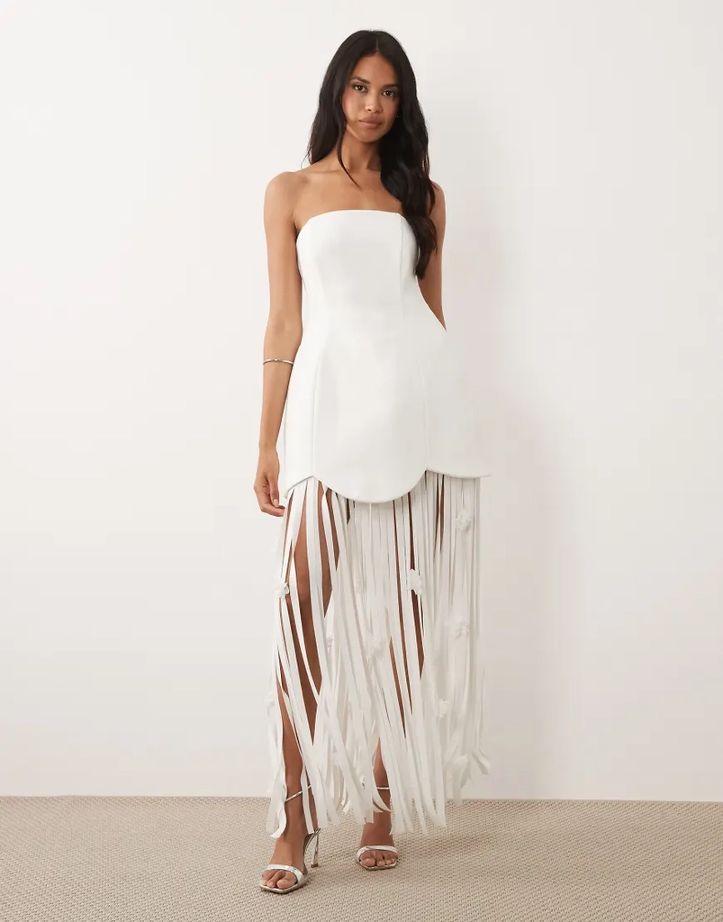 asos luxe - hvid kjole med bandeau-snit og nederdel med frynser