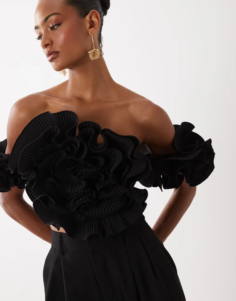 ASOS LUXE - Sort offshoulder-top med 3D-blomsterdetaljer