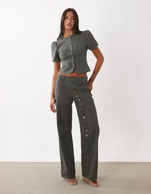 Lioness Penny Jeans Med Asymmetrisk Knapdetalje - Koksgrå