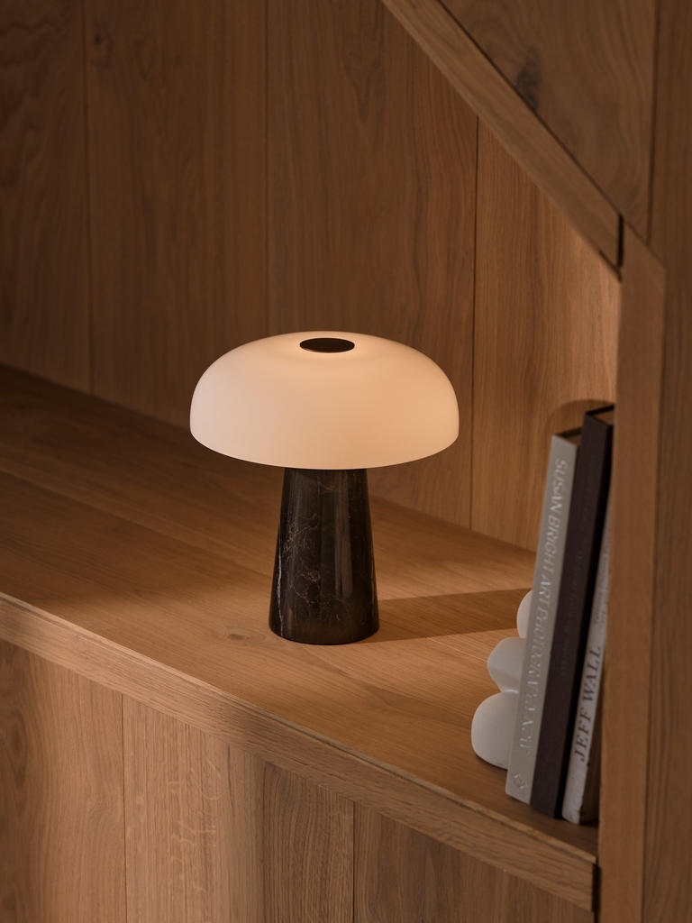 DFTP Glossy Mini Portable | Bordlampe | Sort 0008 - Bordlamper Messing hos Magasin