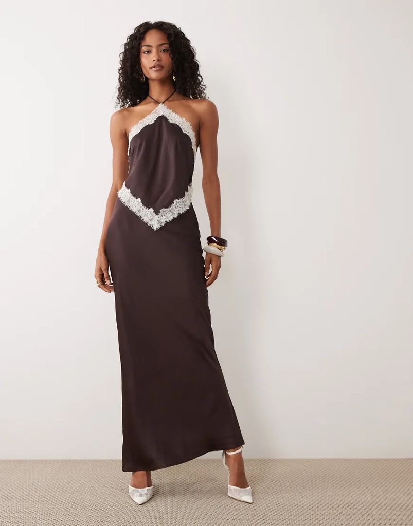 forever new - chokoladebrun maxikjole med halterneck og blondekant