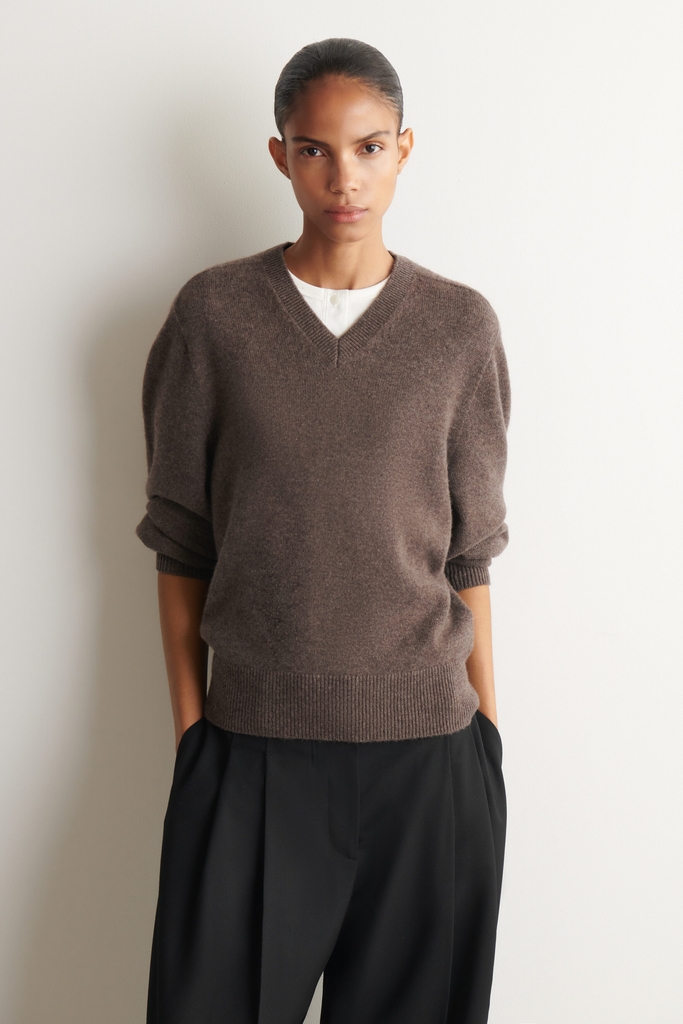 SCULPTED CASHMERE V-NECK JUMPER