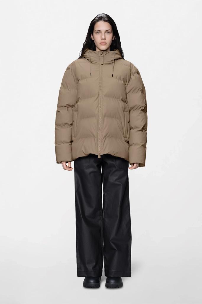alta puffer jacket i black fra rains