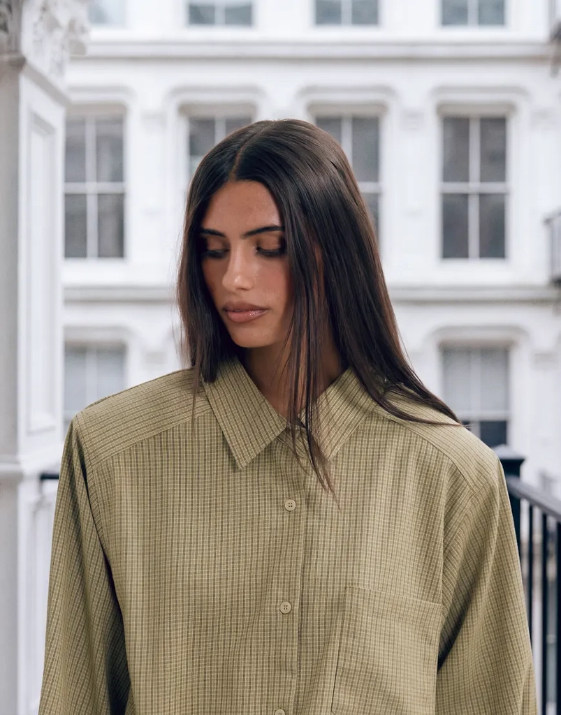 Lioness Notting Hill oversized skjorte med skulderpude-detalje, multifunktionel og med knaplukning foran i beige tern