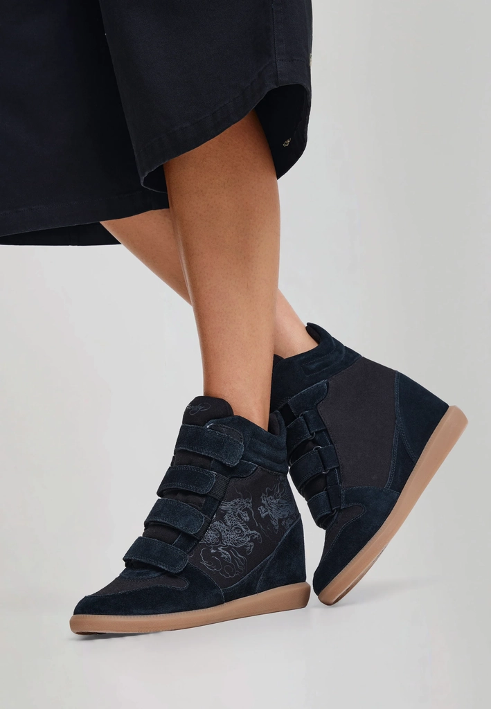 womens wedge trainer - crawling dragon - black